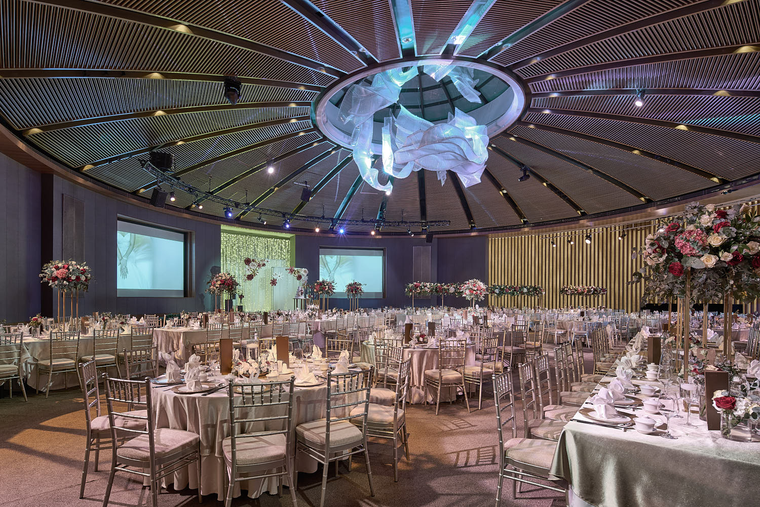 Romantic wedding setup at Capella Hotel Singapore featuring gold-accented tableware and candlelit ambiance.